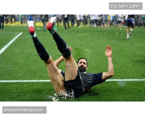 足球明星意外失态赛场尴尬瞬间引发热议球迷反应各异 足球明星意外失态赛场尴尬瞬间引发热议球迷反应各异